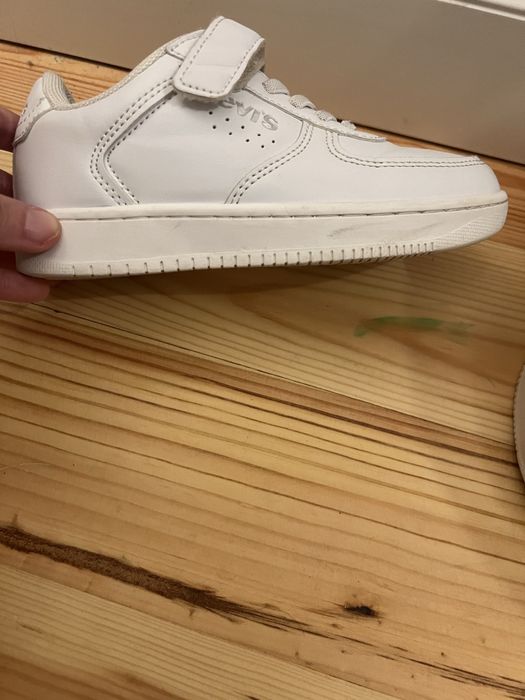 Białe sportowe buty Levis