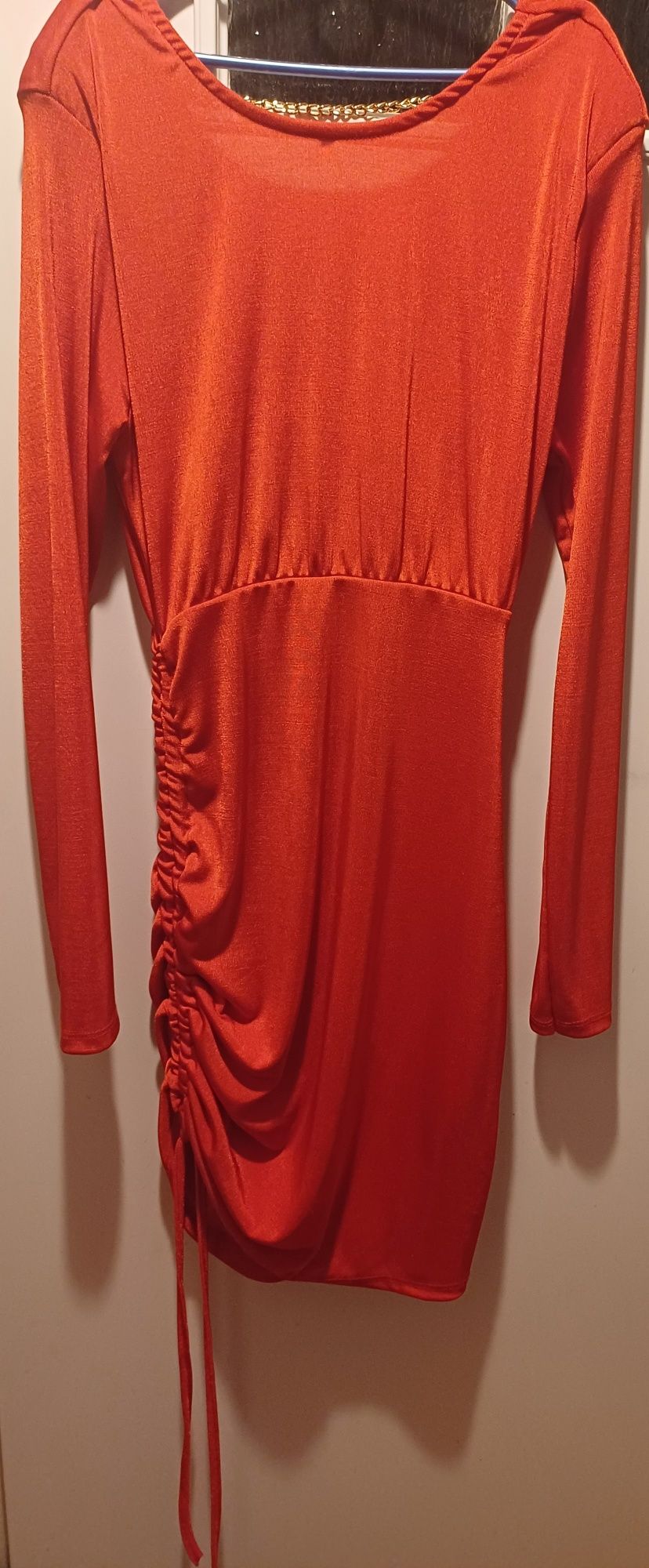 Czerwona sukienka z pięknym tyłem