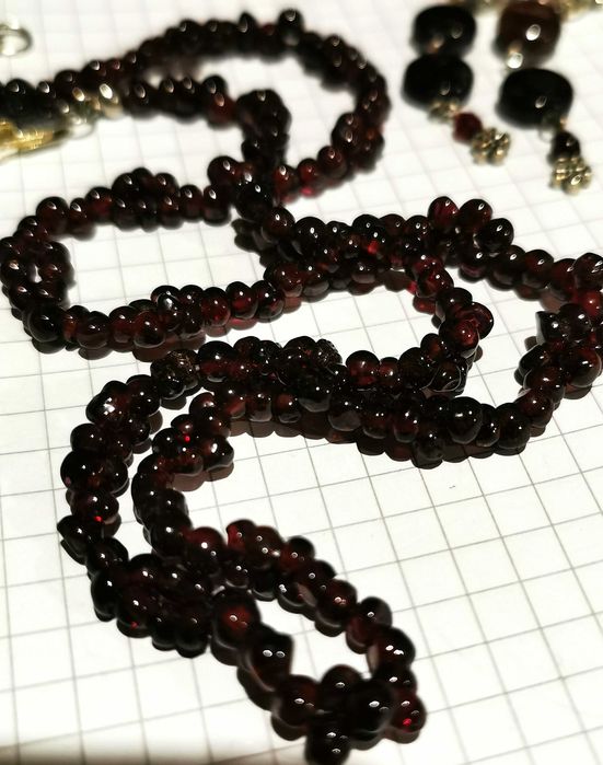 Гранатовые бусы и серьги