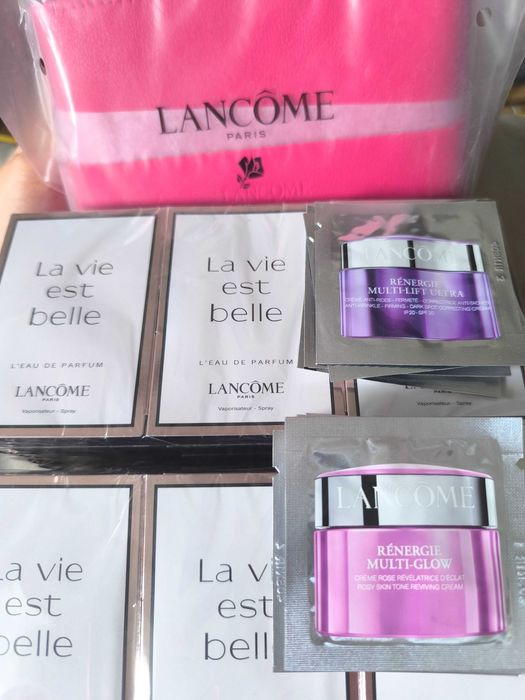 Dwie różowe kosmetyczki plus perfumy La Vie 2 kartony.