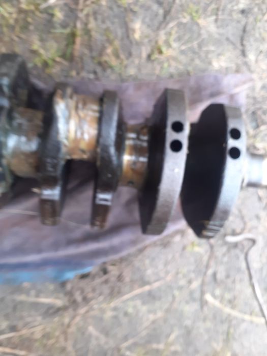 Колєнвал Ауді 100