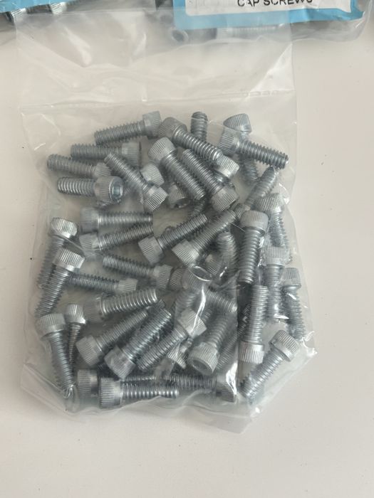 Partia 1000szt Ocynkowane śrub imbusowych z łbem walcowym 1/4-20 X 3/4
