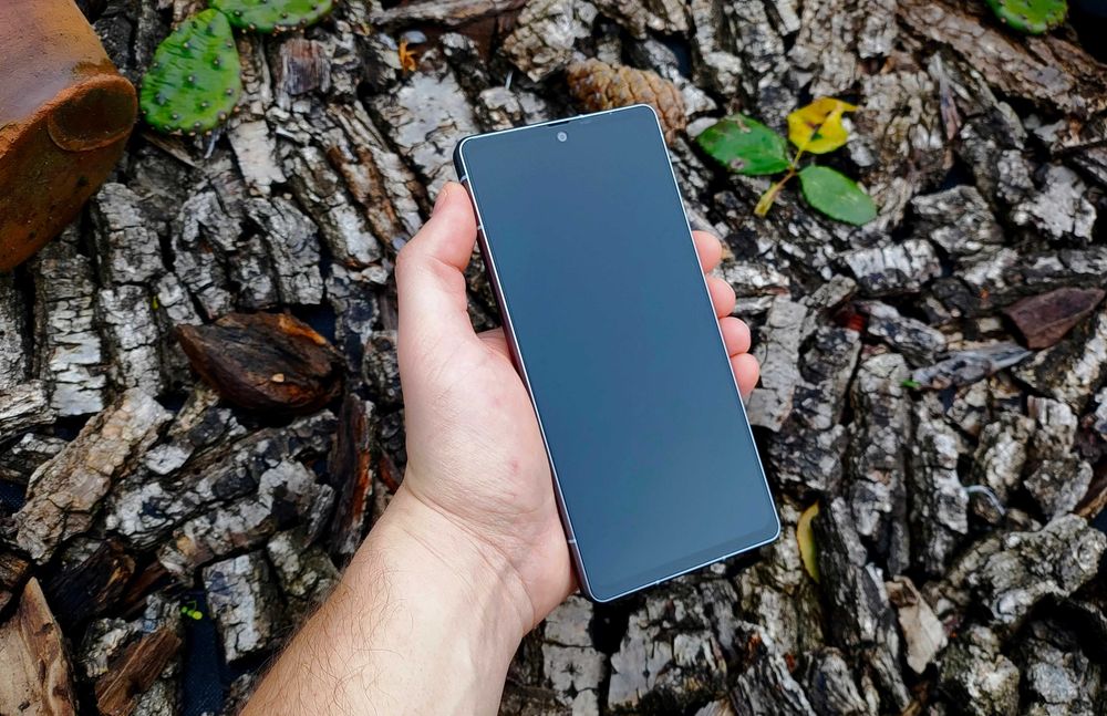 Эксклюзивный смартфон Sharp AQUOS R8 (2sim,IP68,STD810,256gb,6.4"240Гц
