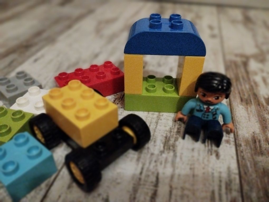 LEGO Duplo figurka pilot, auto, klocki 15 szt. Oryginalne.