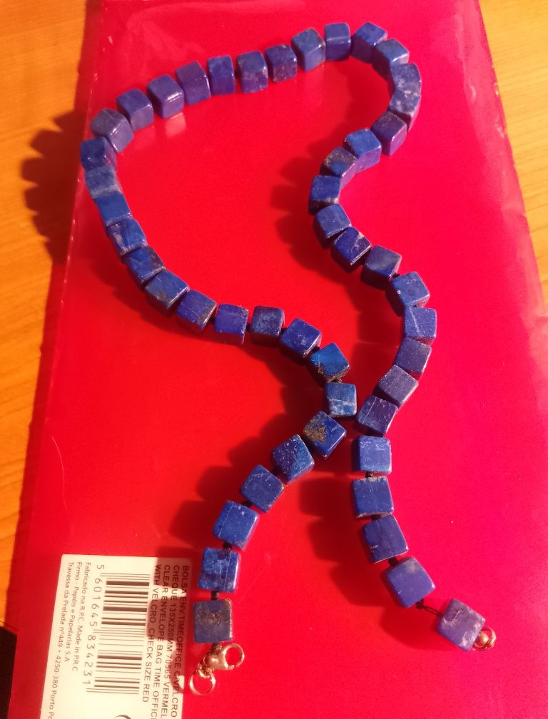 Colar lindo com 43 cubos de lápis lazúli