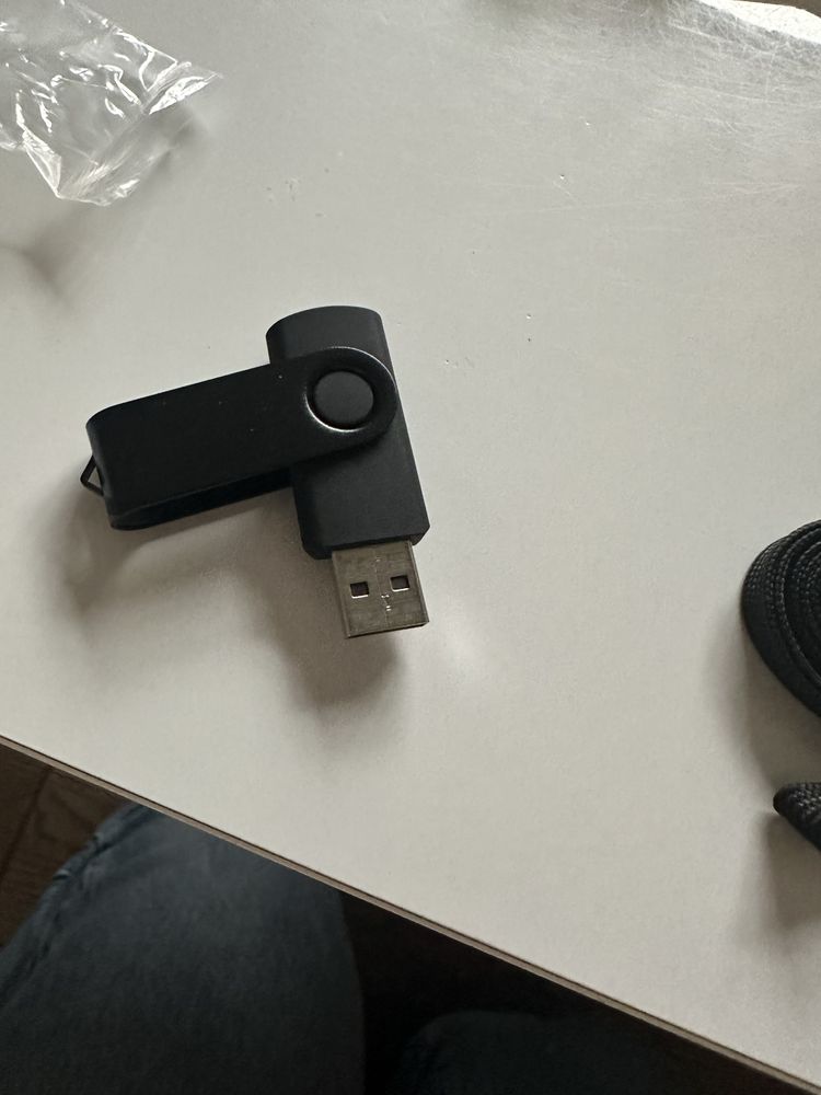 Pendrive 16GB nowy ze smycza