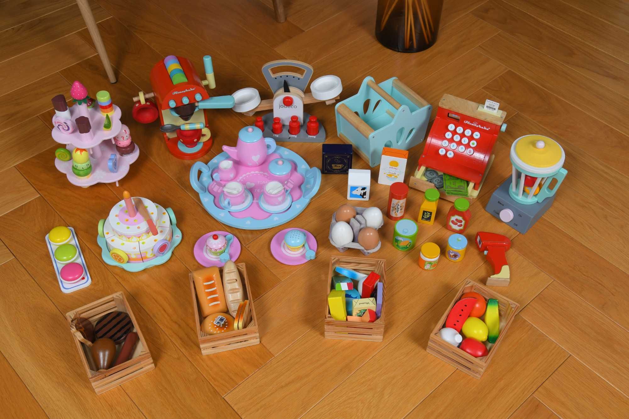 Sklep i kawiarnia Le Toy Van - bogate drewniane wyposażenie