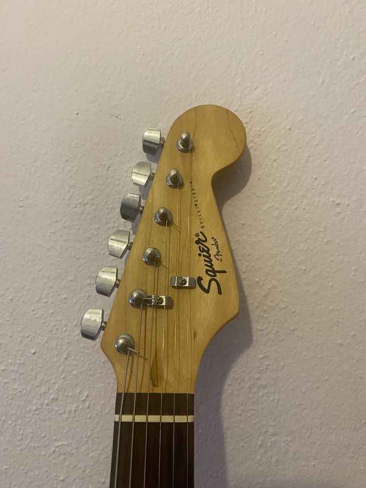Guitarra Elétrica Squier Bullet Strat (com correia e capa)