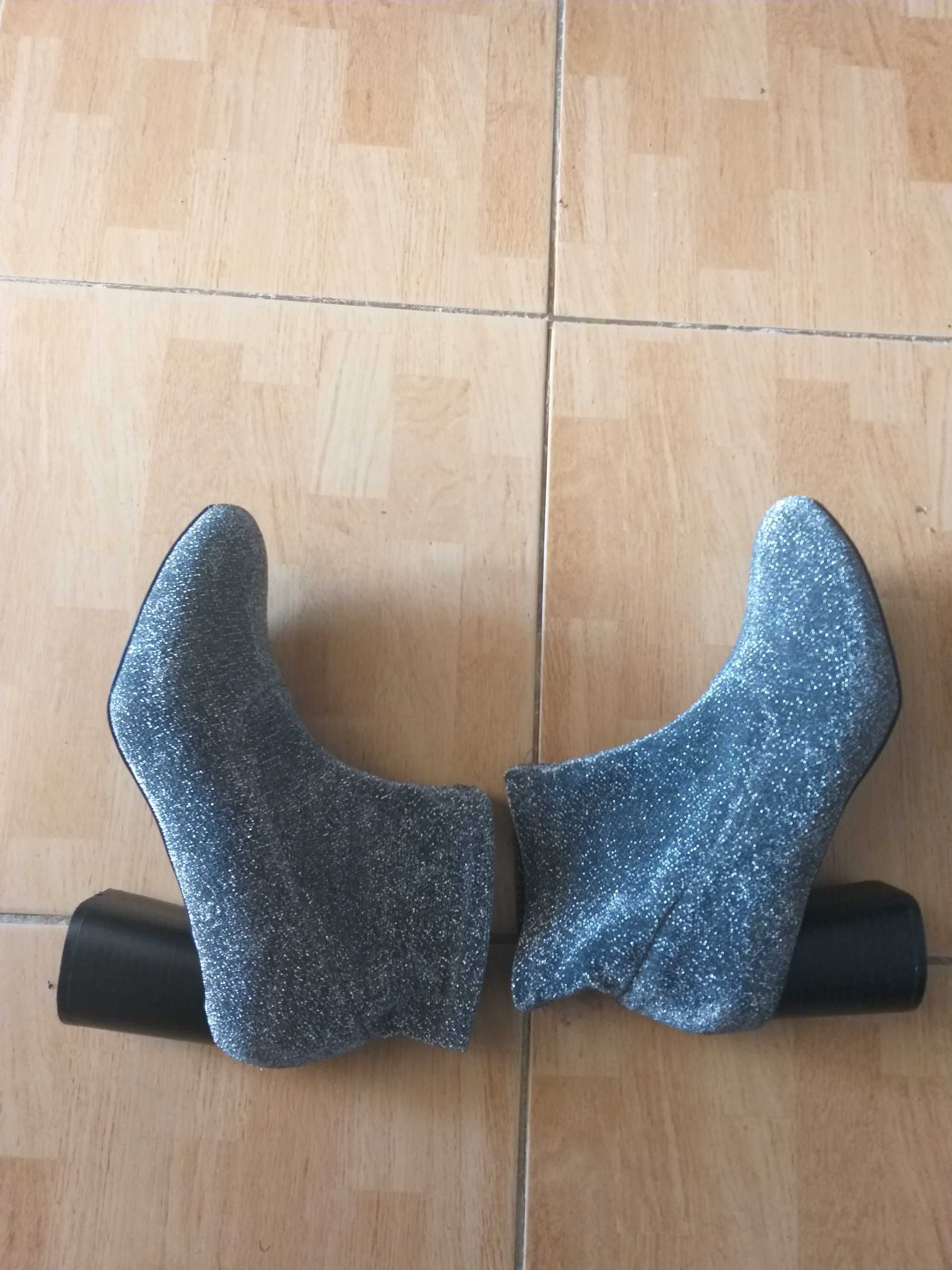 Srebrne botki z materiału NOWE