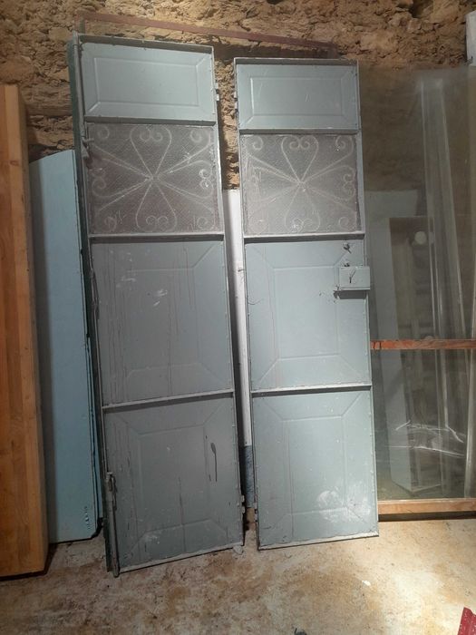 porta de duas folhas com aro em bom estado