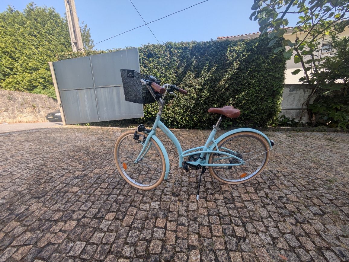 Bicicleta senhora  com cesta