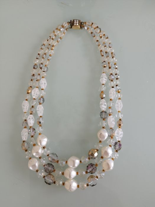 Lindo collar vintage em pasta de vidro e plástico.