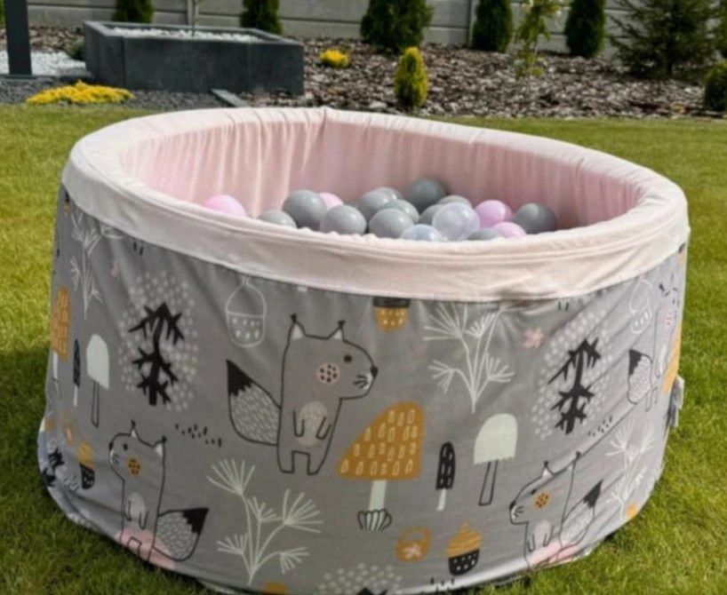 Suchy basen z kulkami