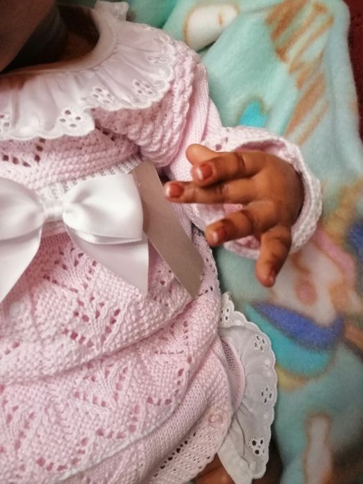 Linda bebé a espera de uma mamã