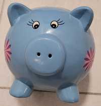 Duża świnka skarbonka ceramiczna na pieniądze.