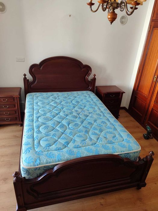 Cama e mesas cabeceiras madeira maciça