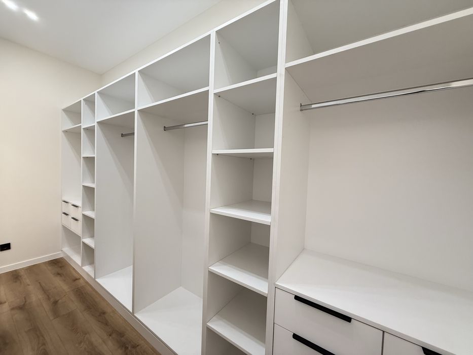 Продам сучасний будинок у передмісті. Ніхто не проживав