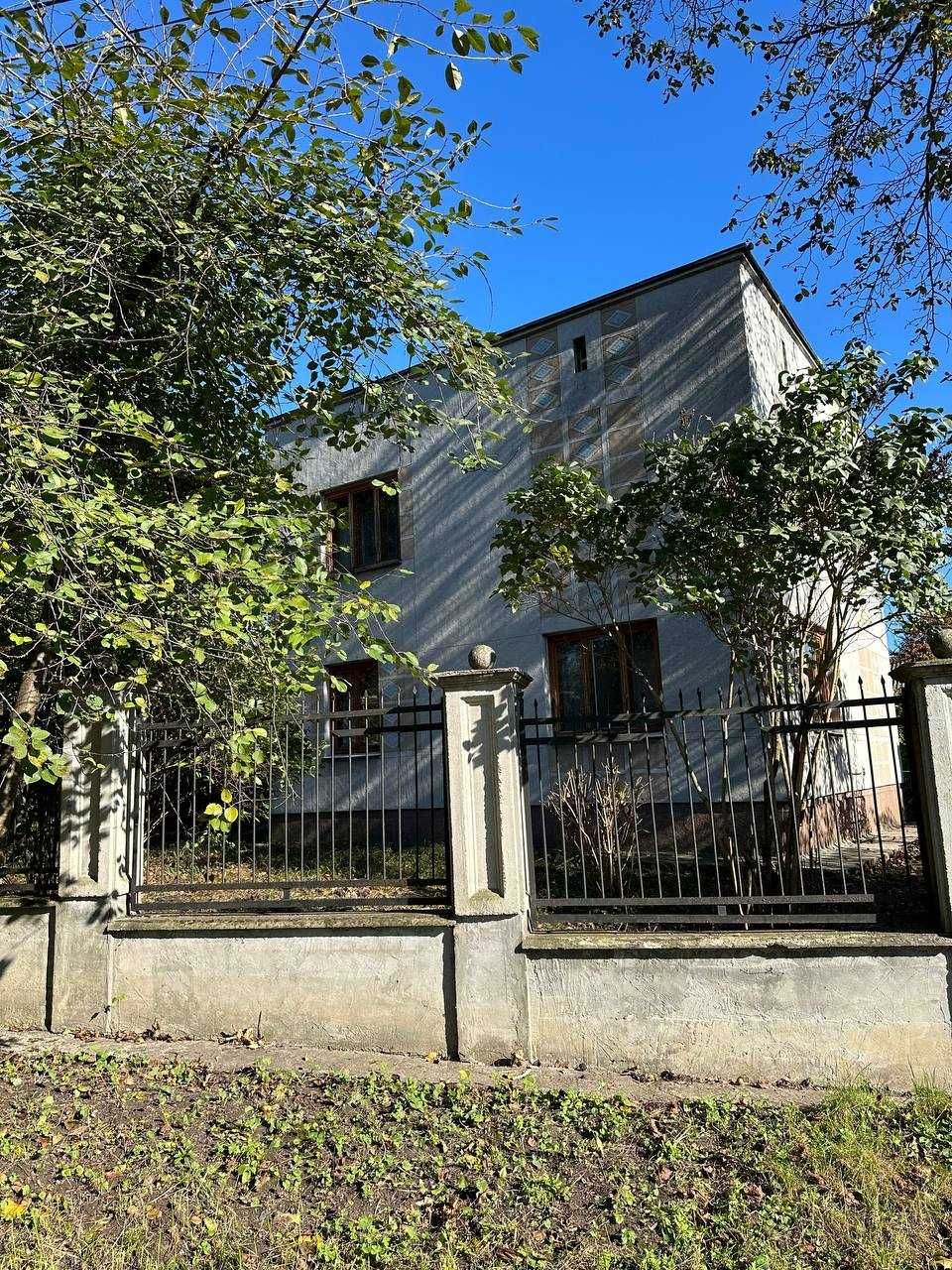 Будинок  зі  всіма зручностями  центр Гощі   60000