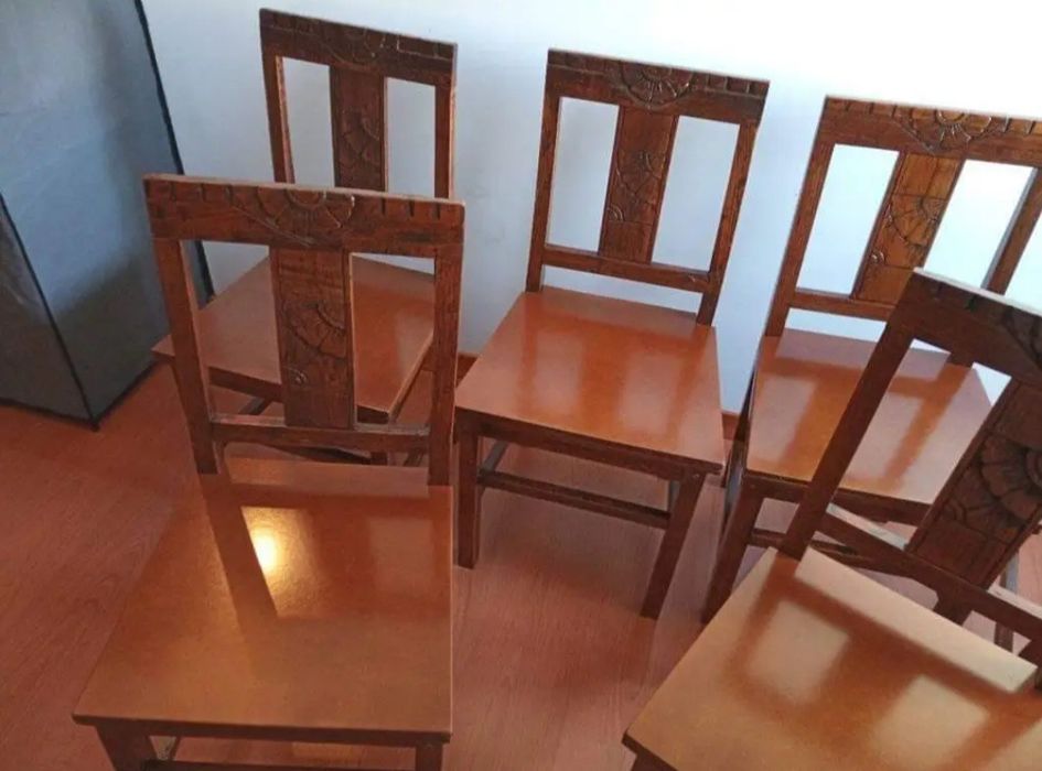 Cadeiras em madeira restauradas