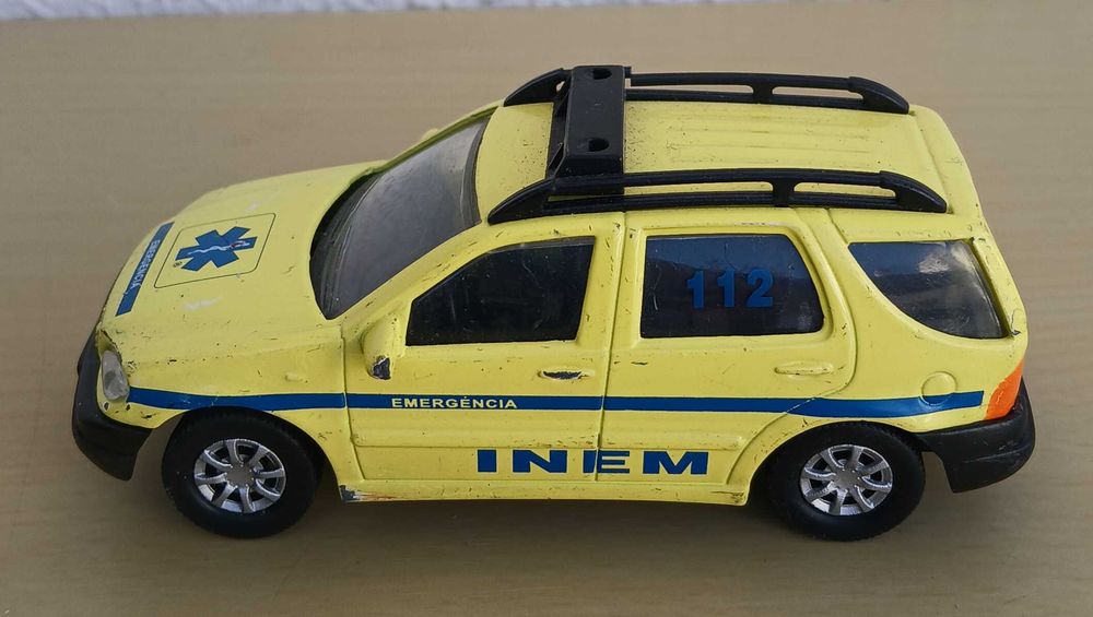 2 Carros Ambulância INEM escala 1:43