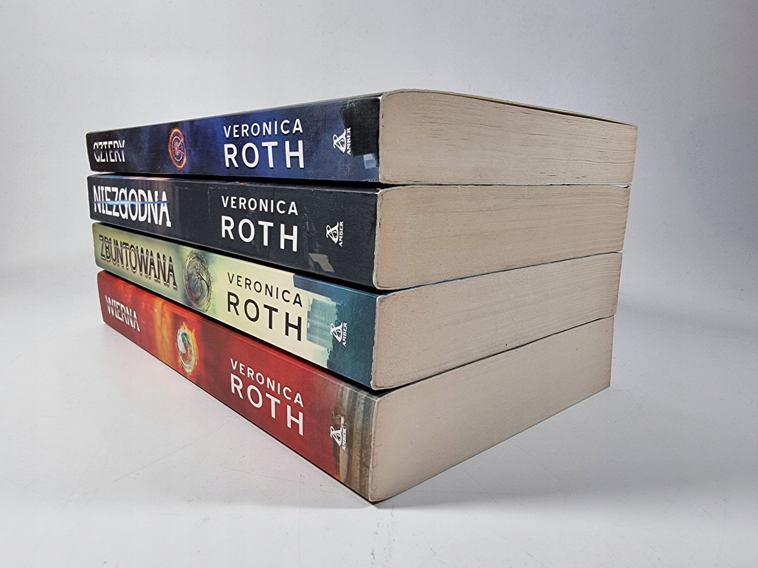 Niezgodna / Zbuntowana / Wierna / Cztery / Veronica Roth