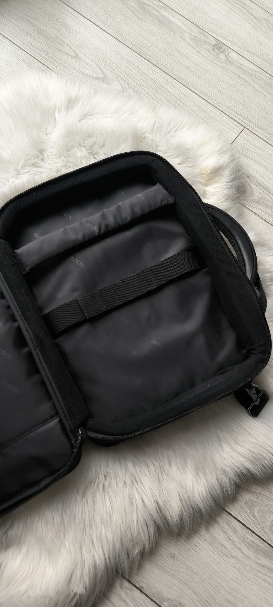 Torba na laptopa czarna Dicota prosta klasyczna