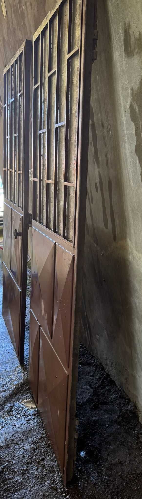 Portas de Ferro com Vidro Desfocado