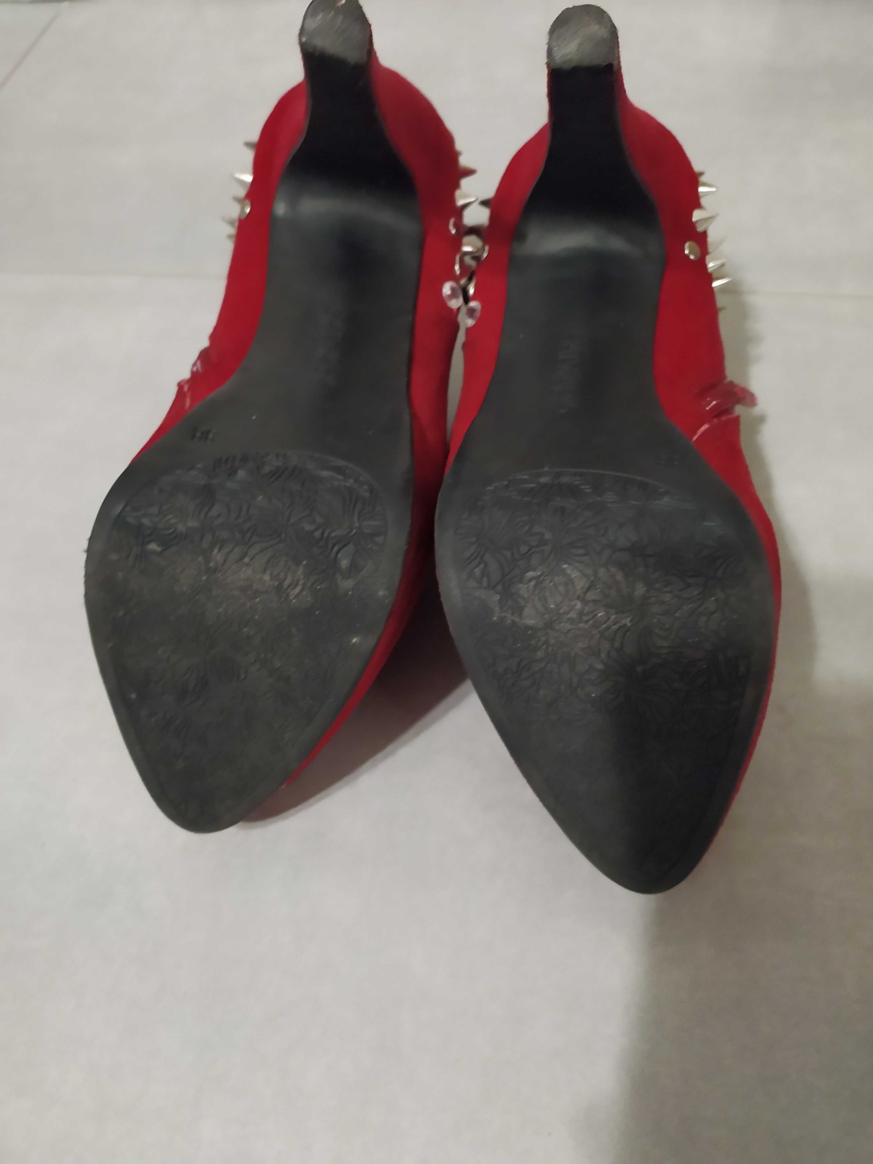 Buty, czerwone szpilki, koturn, ćwieki