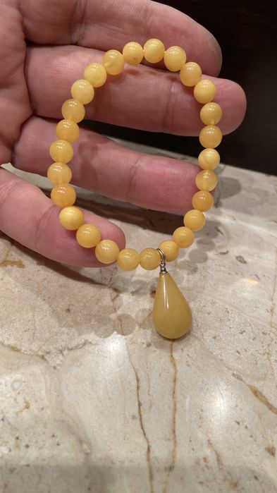 Bransoleta z bursztynu , kulka z zawieszką