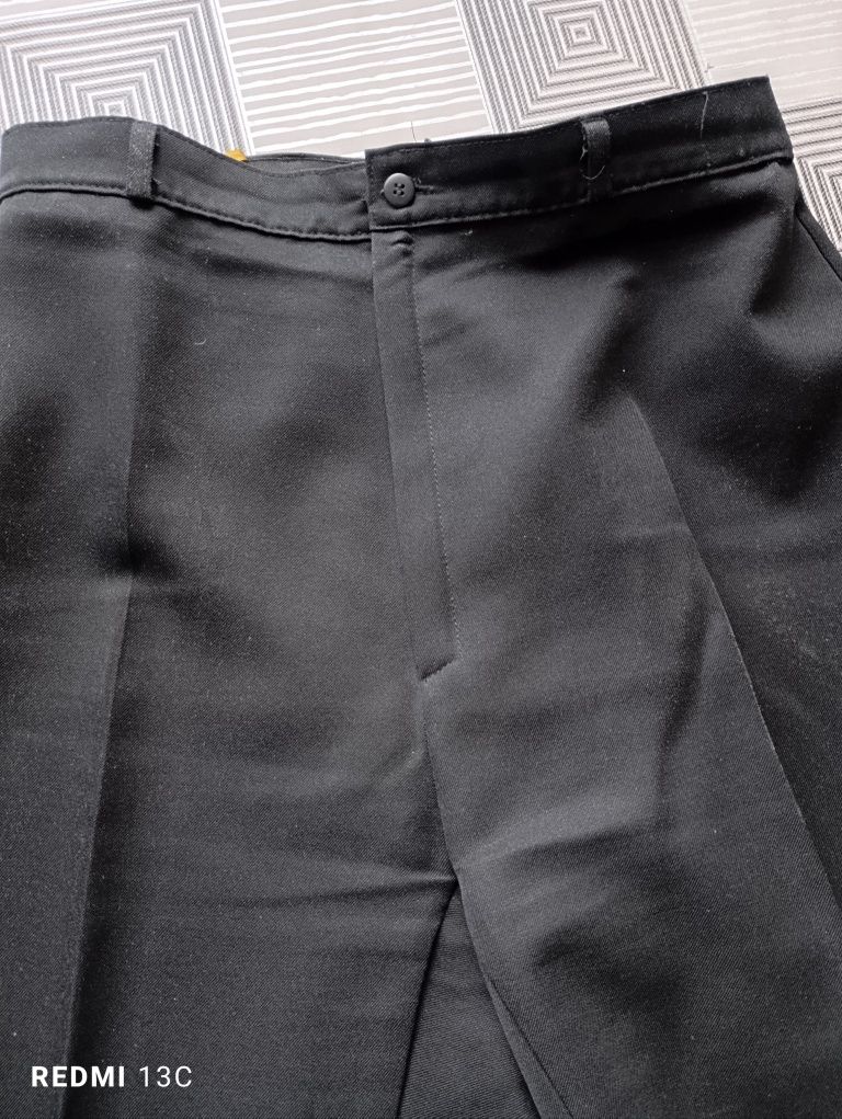 Czarne spodnie z szerokim nogawkami
