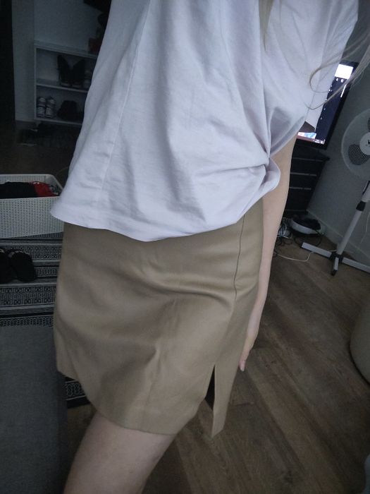 Beżowa skórzana kopertowa spódnica