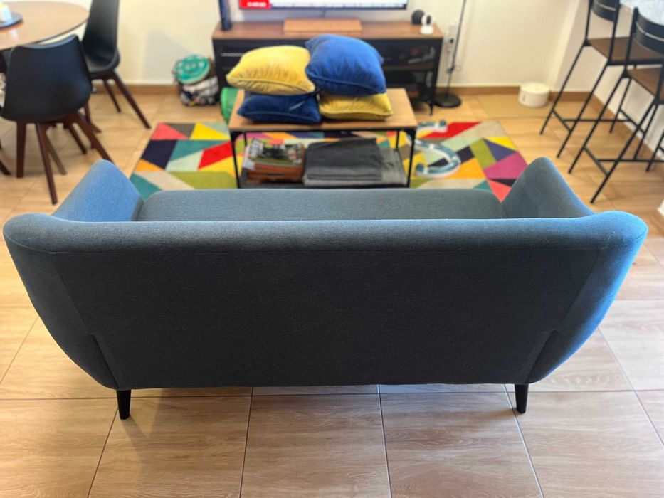 Sofá EGEDAL 2,5 lugares – Azul, pés pretos – como novo – 150€
