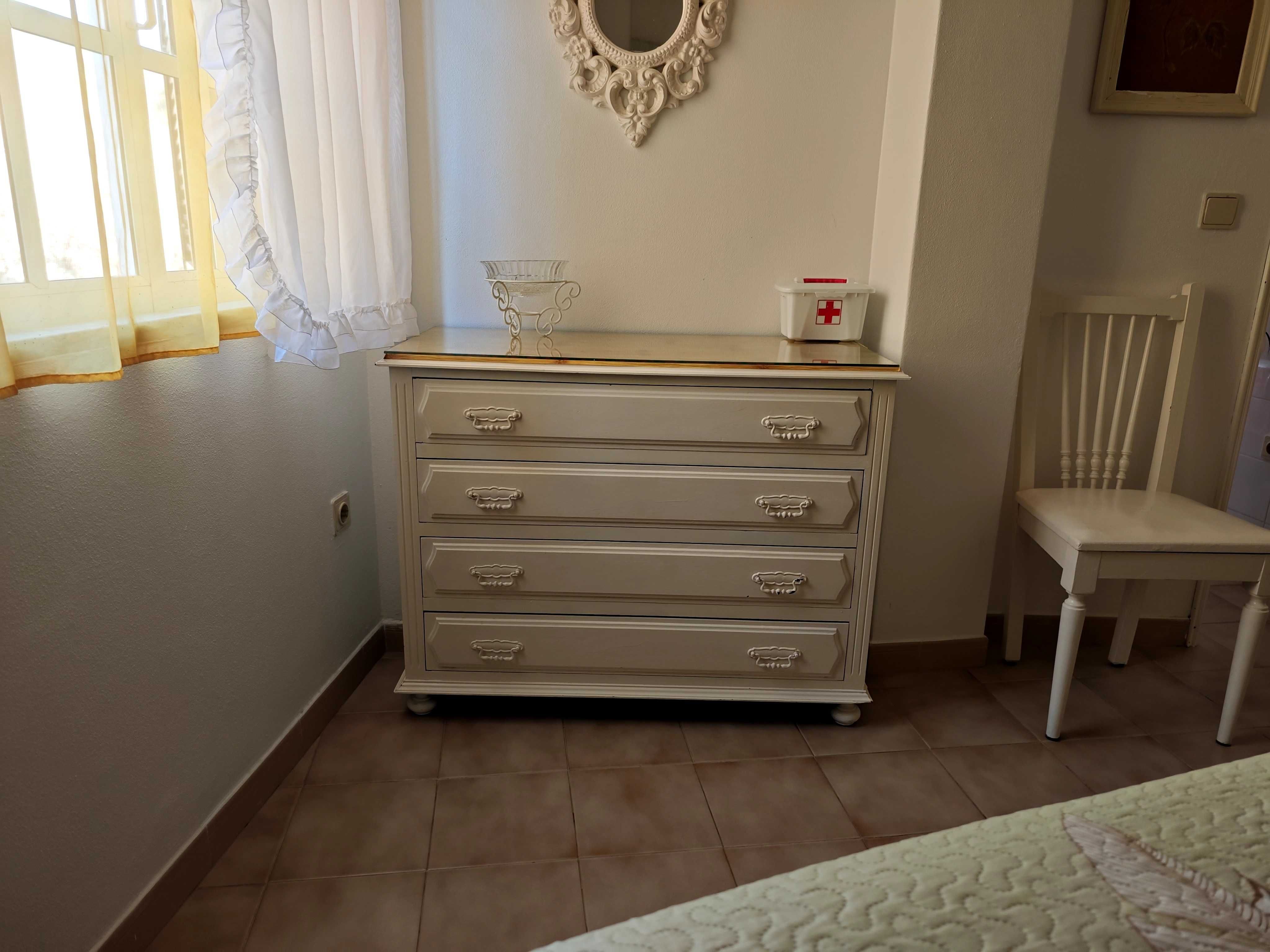 Mobilia de quarto (cama, colchão, cómoda e roupeiro)