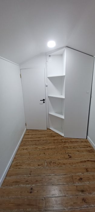 Alugo T 2 em águas furtadas na rua de São Bento em Lisboa