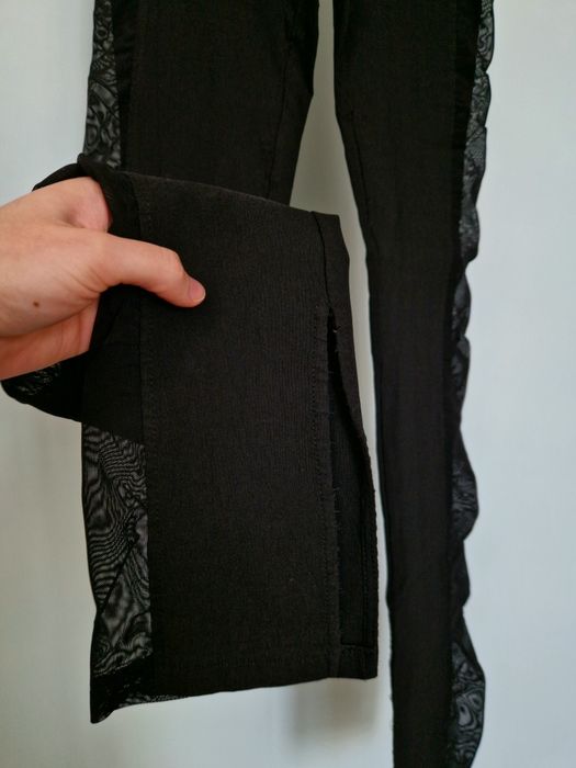 Czarne legginsy dopasowane spodnie siateczkowe dzwony Bershka