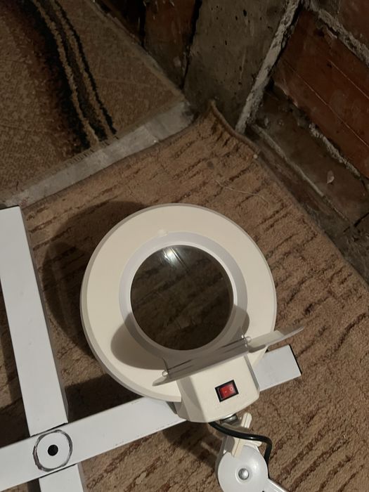 Lampa bezcieniowa z lupa na statywie