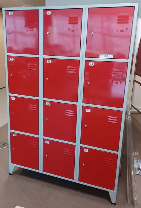 Cacifos metálicos com 12 compartimentos