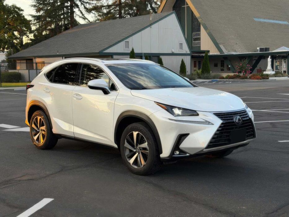 Lexus NX Hybrid 300h      2018