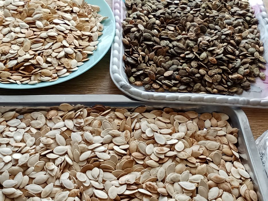 Реалізуємо смалець свинний та гарбузове насіння.