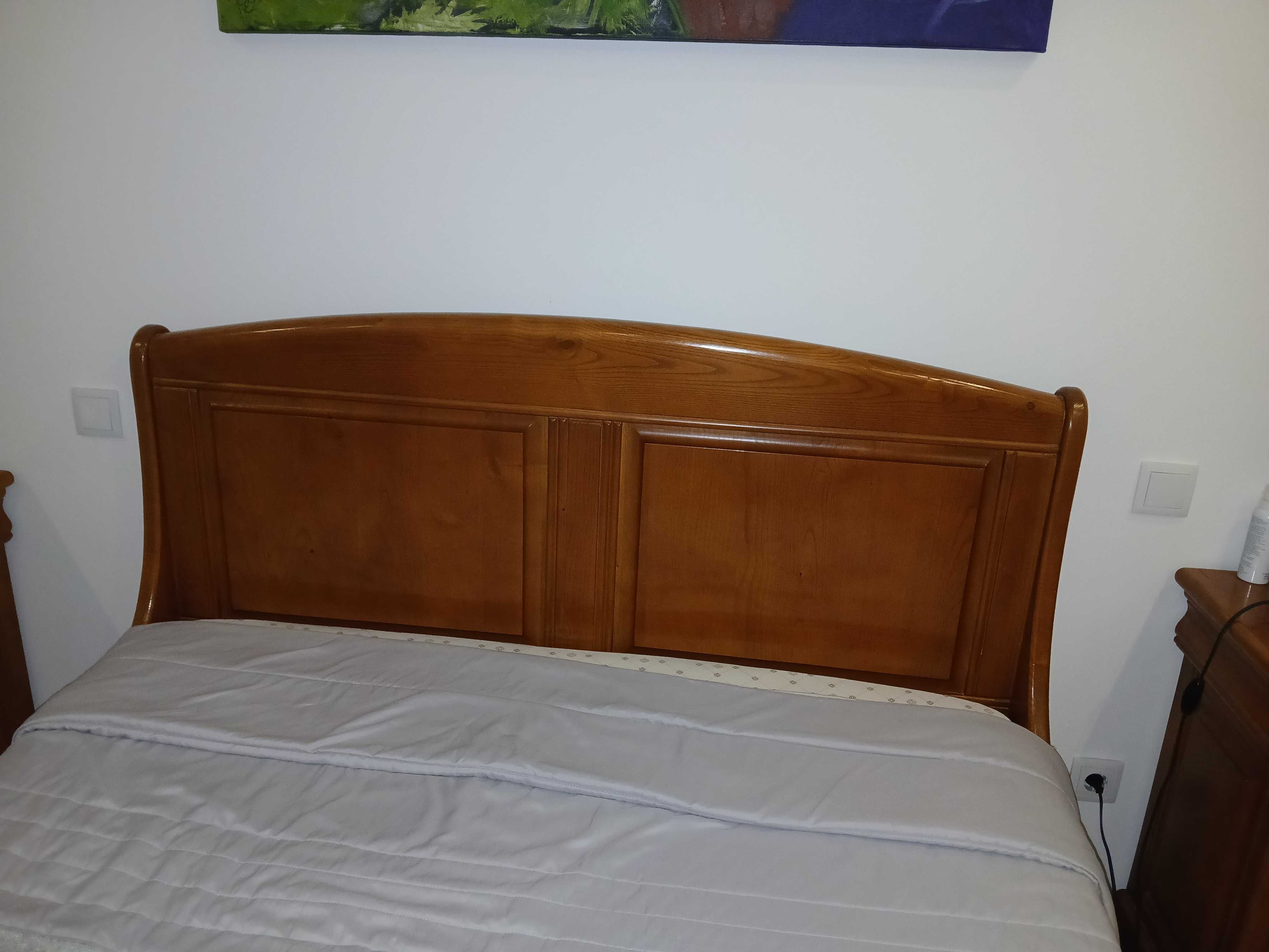 Cama com colchão e camiseiro