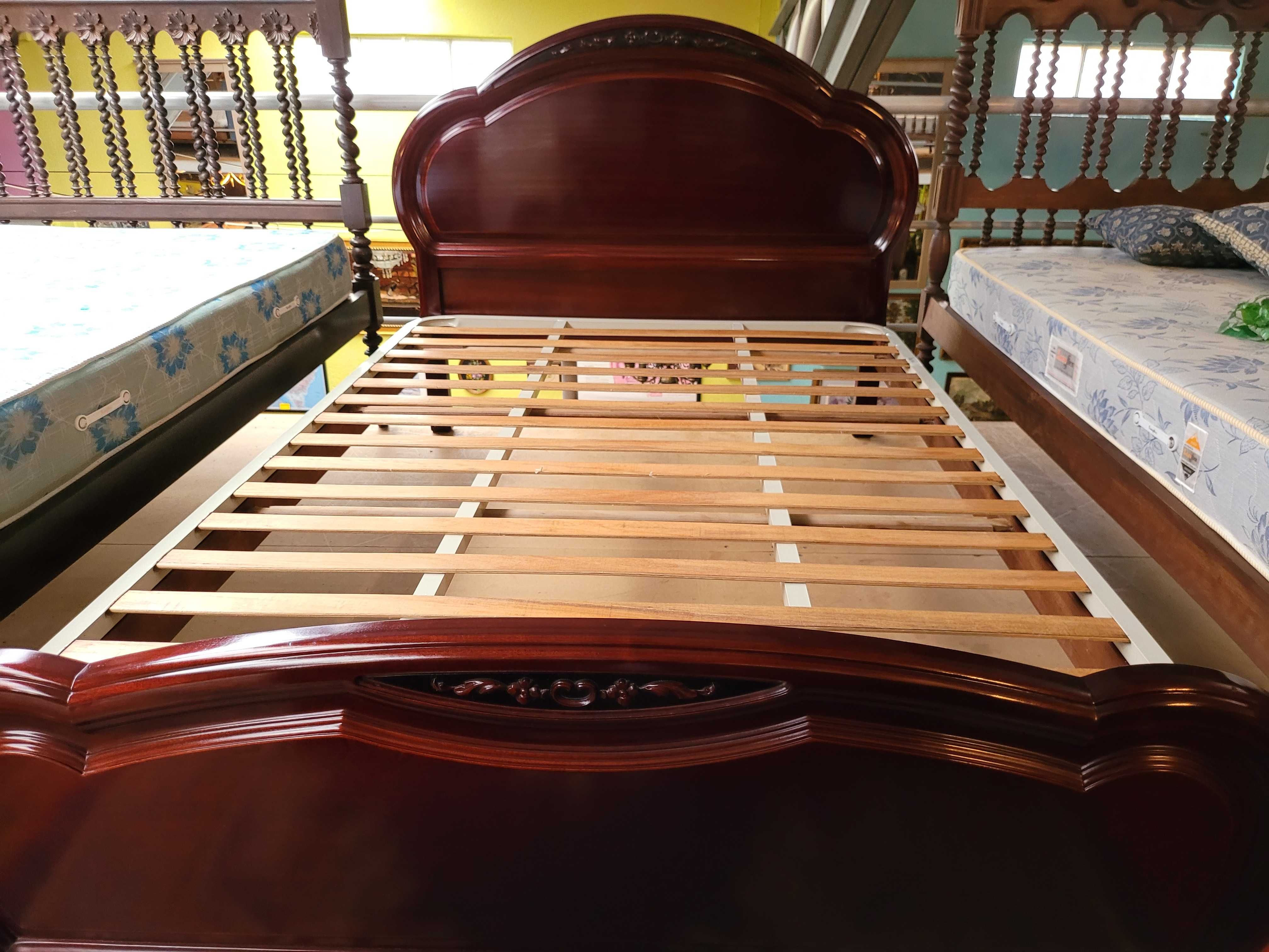 Excelente cama em madeira com estrado - óptimo estado