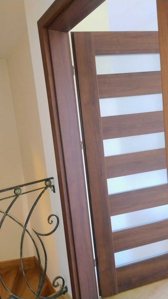 Drzwi i futryny 80 porta stan bardzo dobry