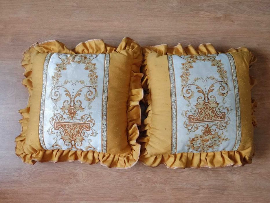 Par de almofadões em tecido dourado