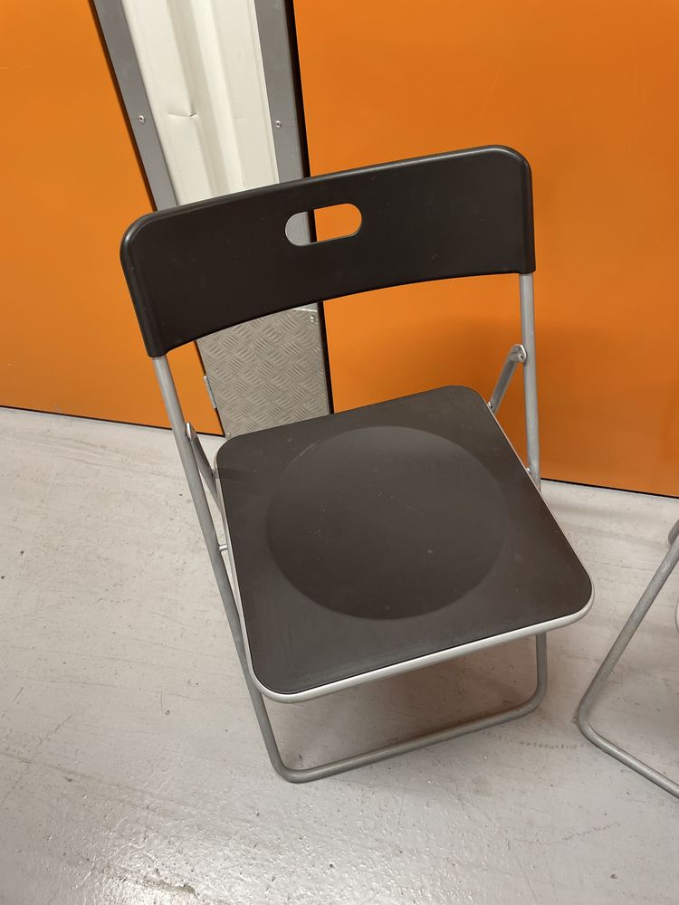 Cadeiras ikea pretas