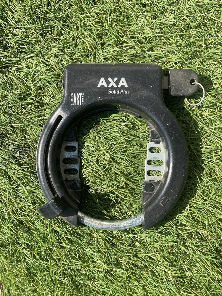 Велосипедні замки AXA Block XXL, AXA Defender та AXA Solid Plus.