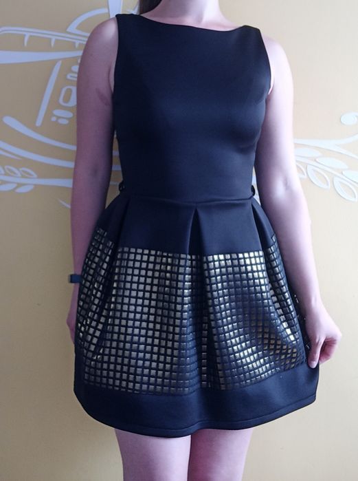 Elegancka czarna sukienka ze złotym wzorem