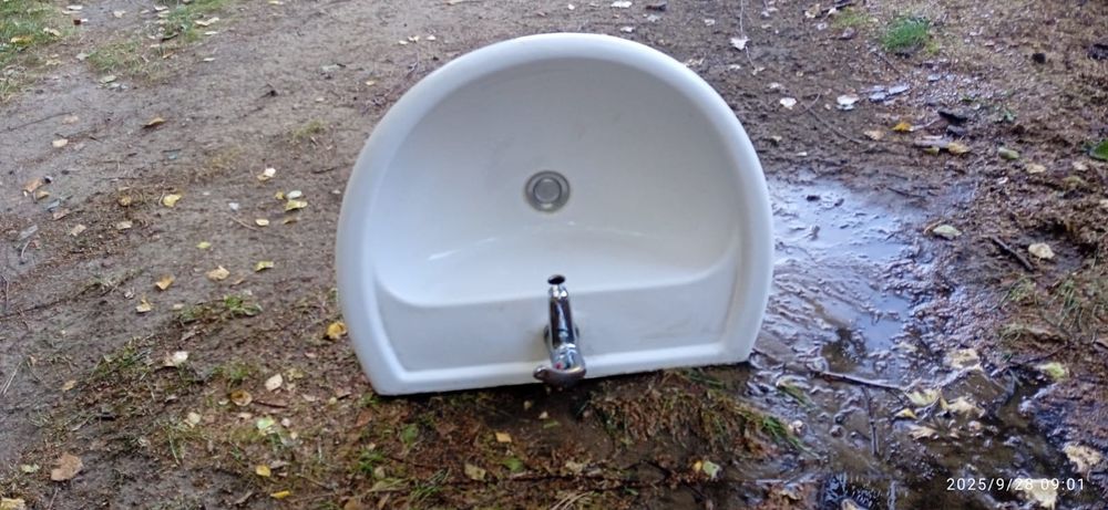 Umywalka z kranem, nogi pod umywalkę