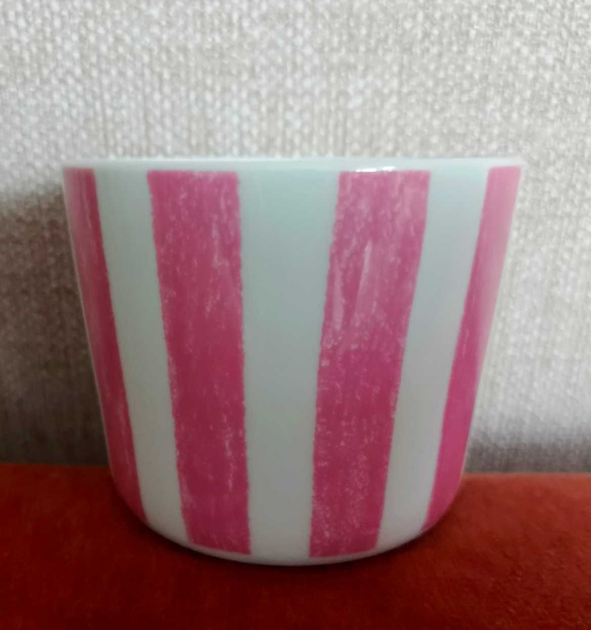 Komplet 4 porcelanowych kubków bez ucha.