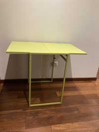 Mesa de cozinha verde