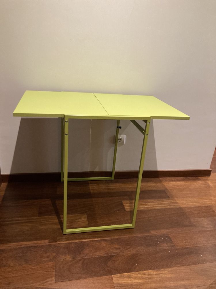 Mesa de cozinha verde